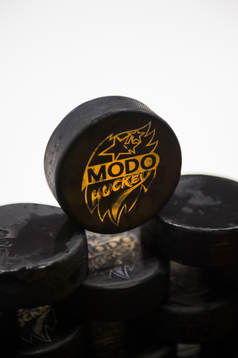 Puckar med Modos klubbmärke