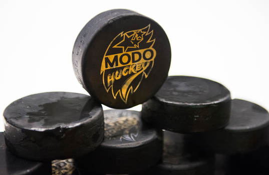Puckar med Modos klubbmärke
