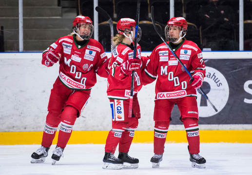 Modos Erika Grahm, Alice Östensson och Michela Cava jublar