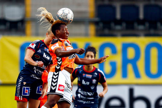 Kristianstads Rita Chikwelu nder fotbollsmatchen i