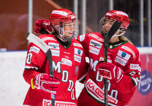 Modos Jenelle Kohanchuk och Olivia Carlsson jublar