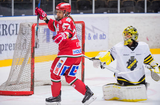 Modos Michela Cava gör 5-0 bakom AIKs målvakt Minatsu