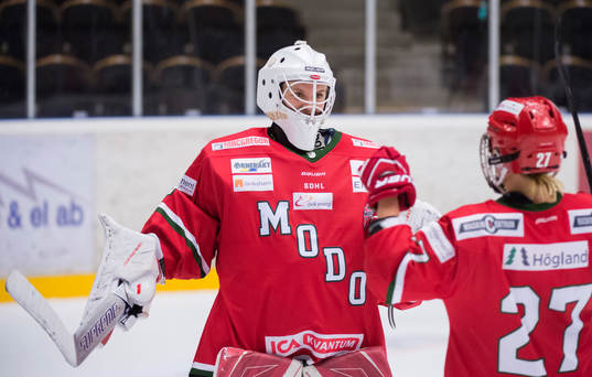 Modos målvakt Emma Söderberg jublar