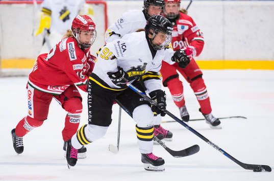 Modos Alice Östensson och AIKs Linnéa Bäckman i kamp om