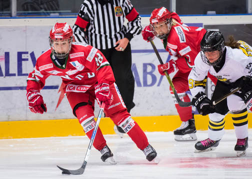 Modos Alice Östensson jagas av AIKs Stella Forsberg