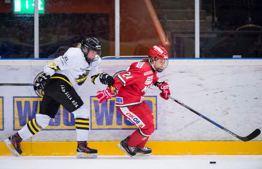 AIKs Johanna Lagus och Modos Michela Cava i kamp om pucken