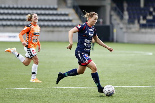 Linköpings Kristine Minde är på väg att göra mål 1-0