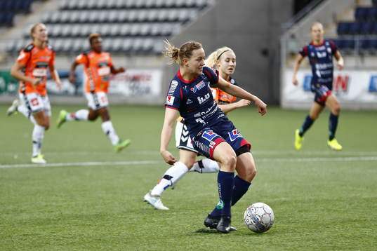 Linköpings Kristine Minde gör skjuter in mål 1-0