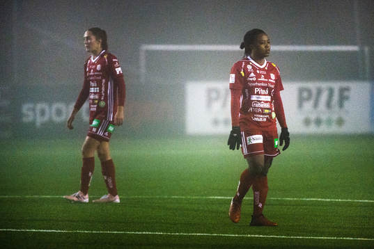 Piteås Felicia Karlsson och Madelen Janogy deppar
