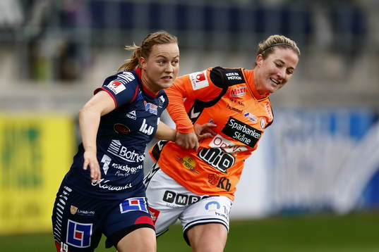 Linköpings Kristine Minde på väg att göra mål 1-0