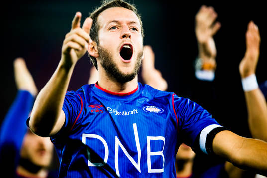 Jonatan Tollås Nation of Vålerenga celebrates victory