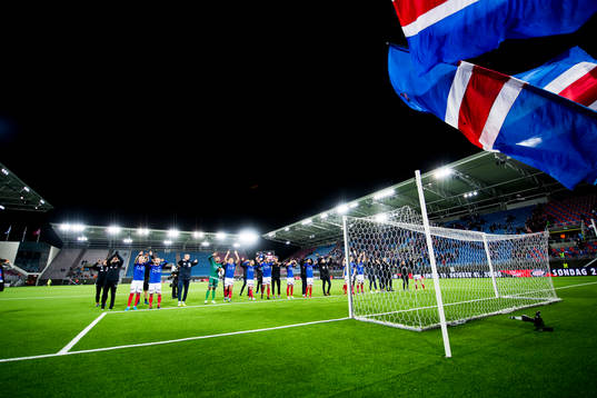 Players of Vålerenga celebrate victory