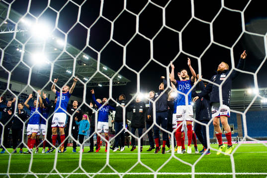 Players of Vålerenga celebrate victory