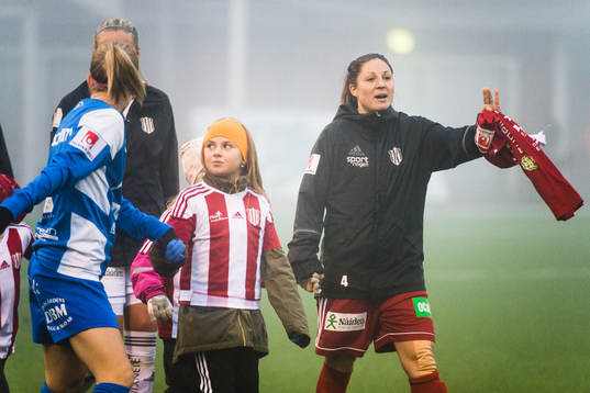 Piteås Josefin Johansson går in på planen