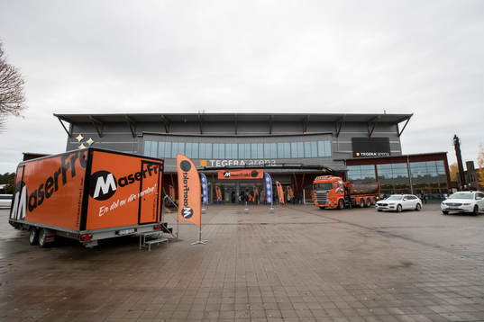Dagens matchsponsor Maser Frakt utanför Tegera Arena innan