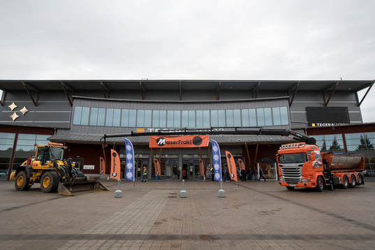 Dagens matchsponsor Maser Frakt utanför Tegera Arena innan