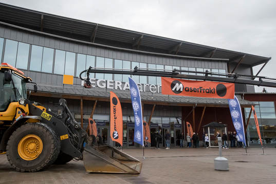 Dagens matchsponsor Maser Frakt utanför Tegera Arena innan