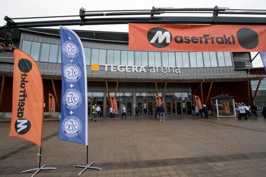 Dagens matchsponsor Maser Frakt utanför Tegera Arena innan