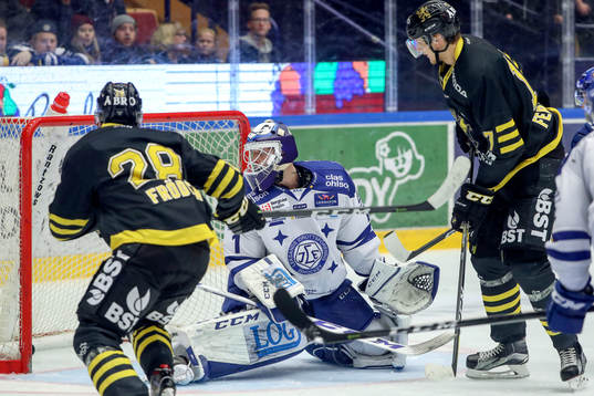 s Filip Windlert gör 0-1 bakom Leksands målvakt Tex