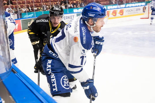 s Anton Holm och Leksands Jesper Ollas  i ishockeymatchen i