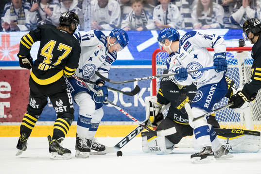 s målvakt Linus Lundin och Eric Norin  i ishockeymatchen i
