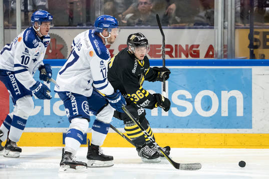 s Anton Holm  i ishockeymatchen i Hockeyallsvenskan mellan