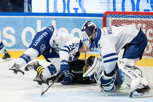 s Jesper Fröden bakom Leksands målvakt Tex Williamsson  i