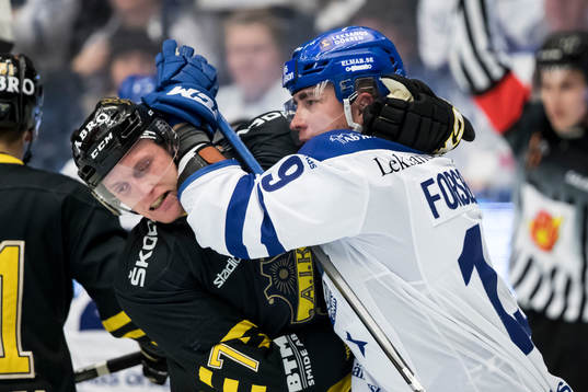 s Filip Windlert i fight i ishockeymatchen i