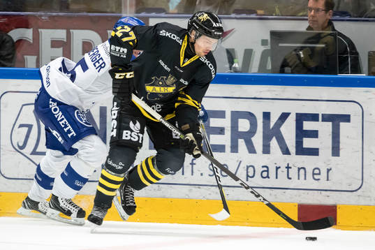 s Eric Castonguay jagas av Leksands Johan Porsberger  i
