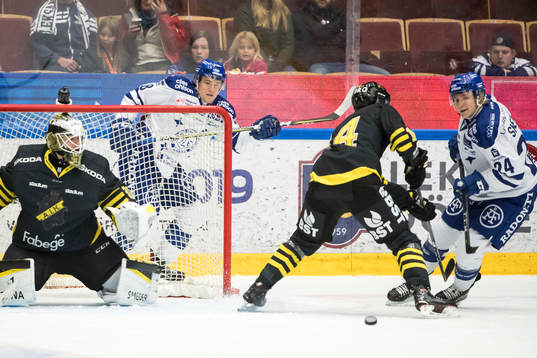 s Ludvig Claesson framför AIK:s målvakt Linus Lundin  i