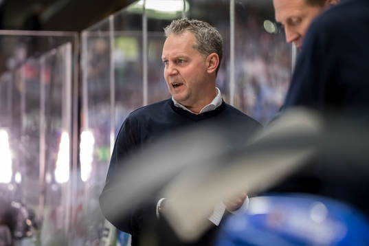 Leksands tränare Jens Nielsen i ishockeymatchen i