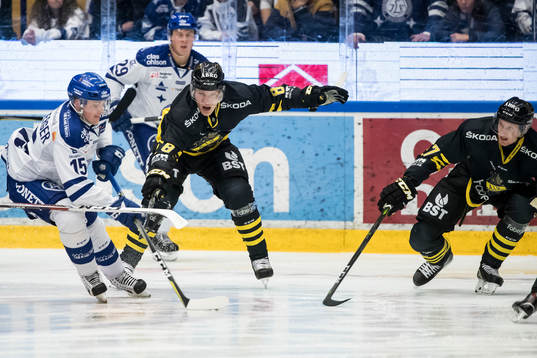 s Albin Johansson  i ishockeymatchen i Hockeyallsvenskan