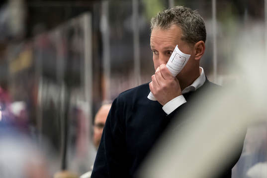 Leksands tränare Jens Nielsen i ishockeymatchen i