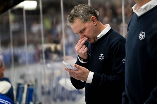 Leksands tränare Jens Nielsen i ishockeymatchen i