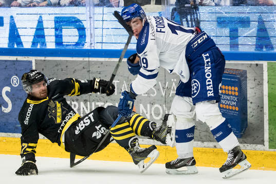 Leksands Tobias Forsberg tacklar Simon Fernholm  i