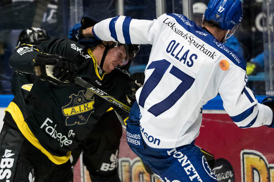 s Ludvig Claesson tacklas av Leksands Jesper Ollas  i