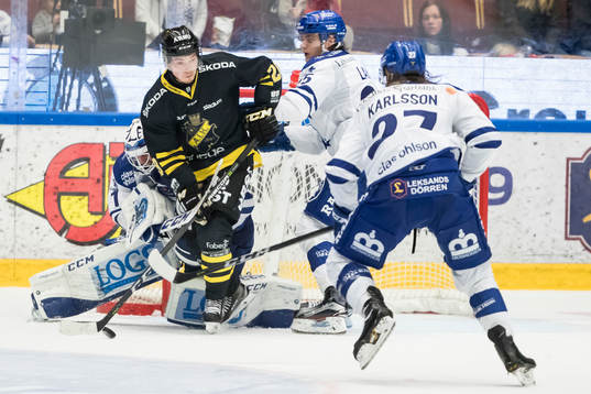 s Jesper Fröden framför Leksands målvakt Tex Williamsson