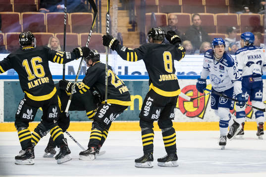 s Jens Jakobs jublar med Jonas Almtorp Jesper Fröden och