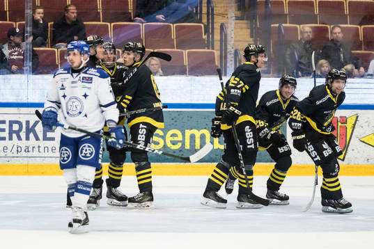 s Jens Jakobs jublar med Jonas Almtorp Jesper Fröden och