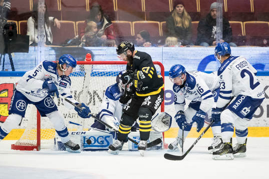 s Christian Sandberg framför Leksands målvakt Tex