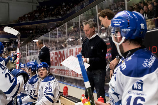 Leksands tränare Jens Nielsen i ishockeymatchen i