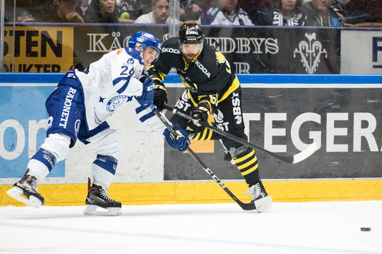 s Emil Lundberg  i ishockeymatchen i Hockeyallsvenskan