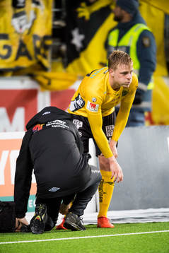 Elfsborgs Per Frick undersöks av Elfsborgs läkare