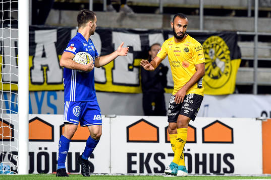 Elfsborgs Issam Jebali försöker ta bollen