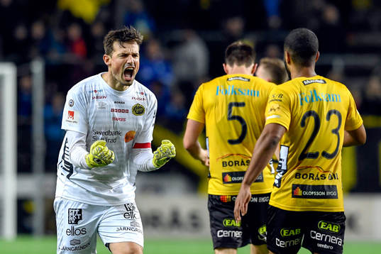 Elfsborgs målvakt Kevin Stuhr Ellegaard jublar