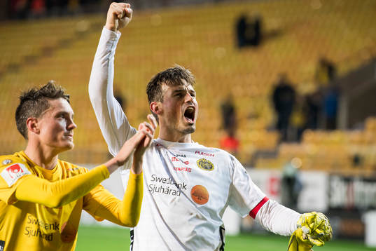 Elfsborgs målvakt Kevin Stuhr Ellegaard och Lasse Nilsson