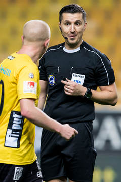 Domare Bojan Pandzic pratar med Elfsborgs Simon Lundevall