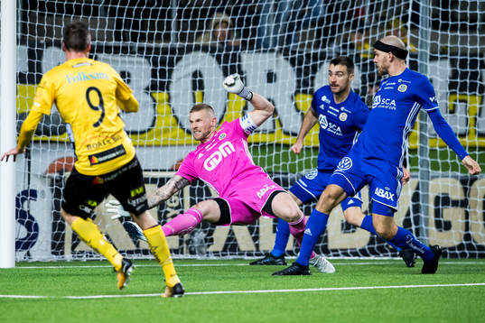 Sundsvalls målvakt Tommy Naurin räddar skott från