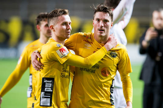Elfsborgs Adam Lundqvist och Lasse Nilsson är glada