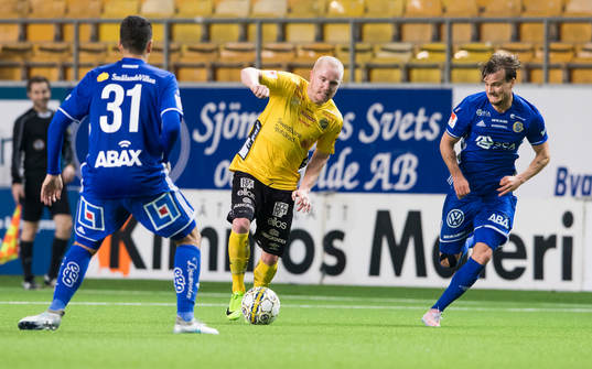 Elfsborgs Simon Lundevall ikapp med Sundsvalls Eric Larsson